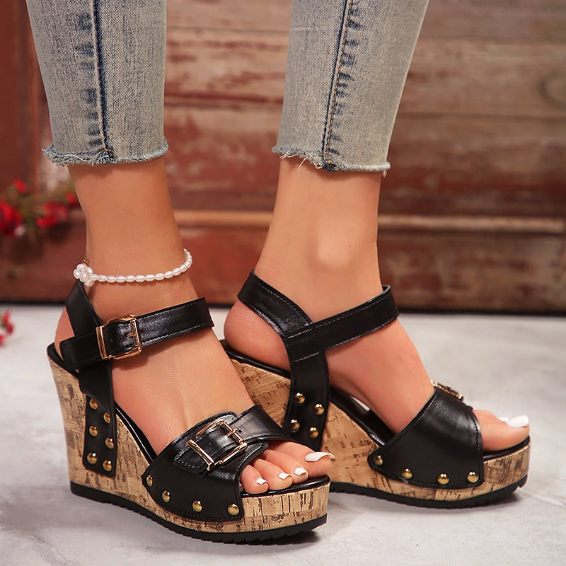 Damen Genietet Keilabsatz Sandalen mit Schnalle