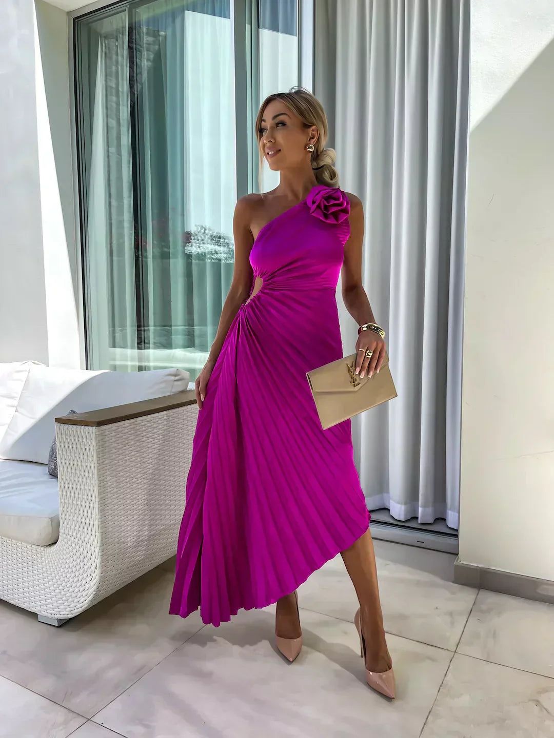 Damen Elegantes Plisseekleid mit Schulterdetails