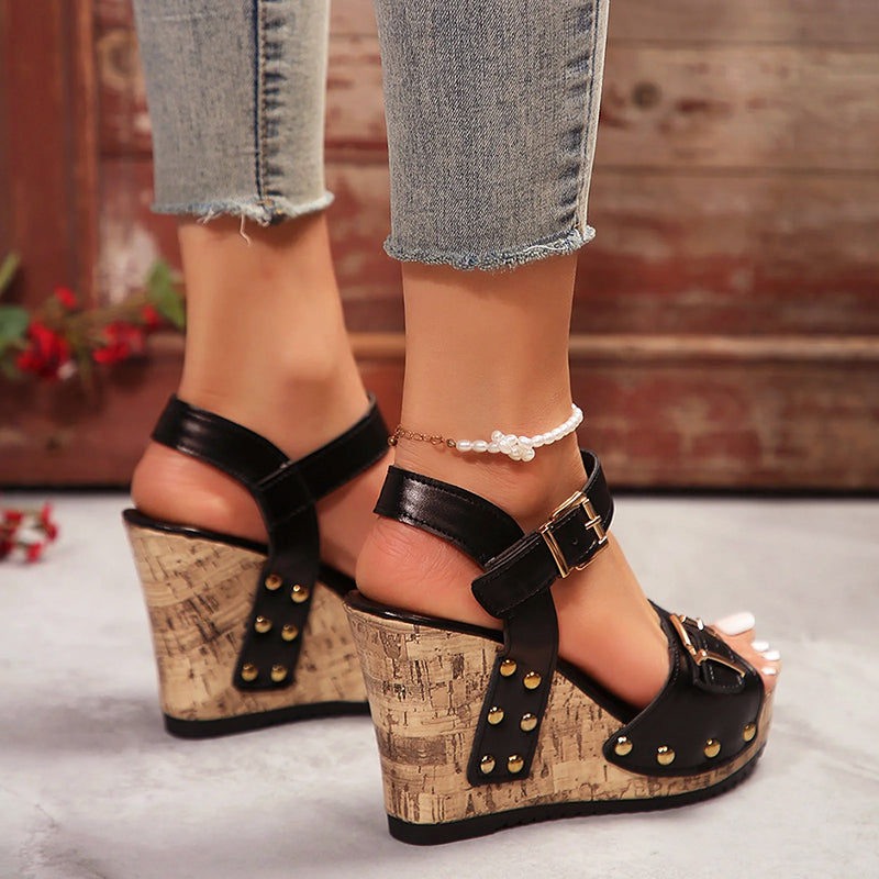 Damen Genietet Keilabsatz Sandalen mit Schnalle